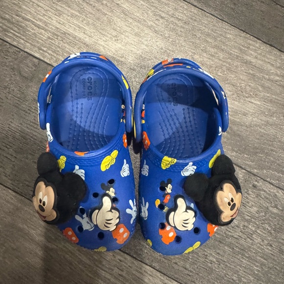 Disney toddler Blue Crocs with Mickey Mouse - Picture 6 of 6